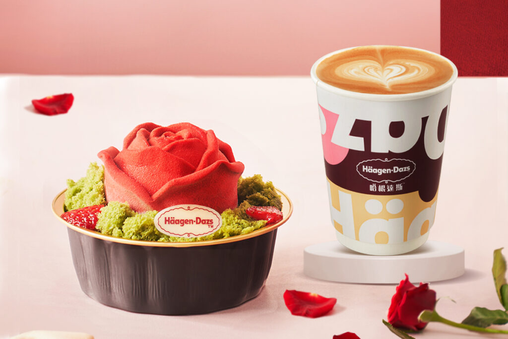 哈根達斯指定門市推出情人節限定「浪漫寵愛1+1優惠」，掌心玫瑰造型冰淇淋送中杯拿鐵，浪漫傳情甜在心頭，更暖進心坎。