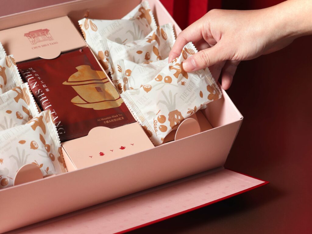 _「春悅聯名禮盒」讓茶與糕點的組合，再度擄獲消費者的心