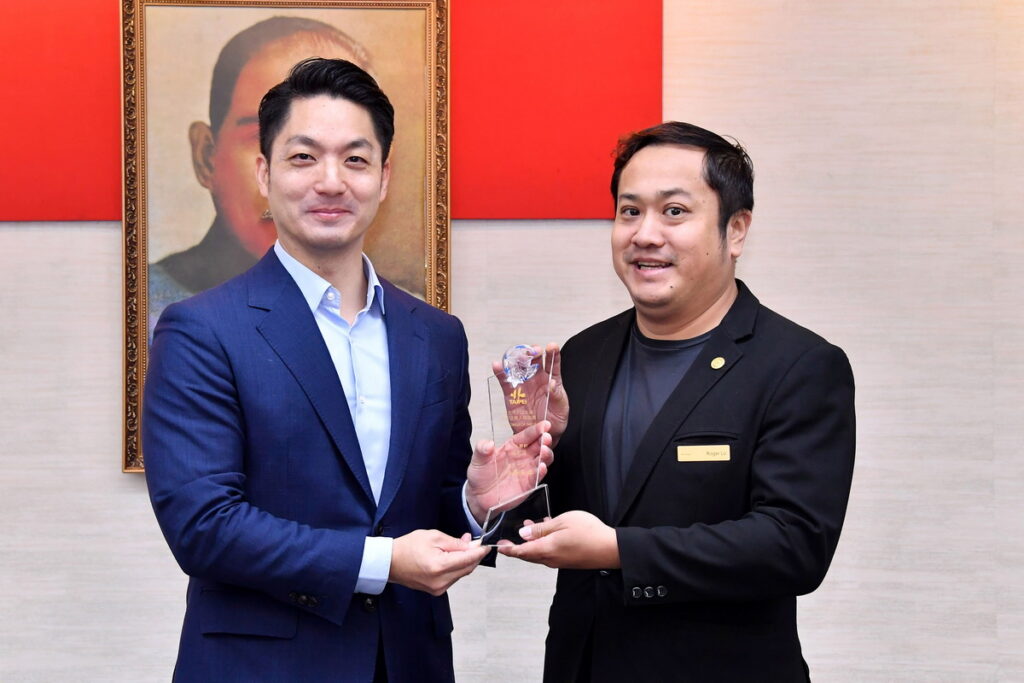 「慕軒飯店」餐飲經理羅郁盛，獲頒優秀從業人員獎項。