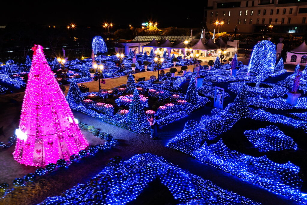 即日起至2月14日，佐登妮絲城堡《粉紅泡泡雪之國》熱鬧迎春！夢幻花園燈海加入高達6米的「粉紅光之塔」，突顯城堡越夜越美麗的魅力！