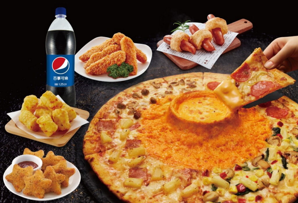 「起司火山四喜披薩」，同步提供套餐選擇，搭配4款副食(烤雞條、Puff香腸、鱈魚星星、香烤薯球及一瓶大可樂) 。