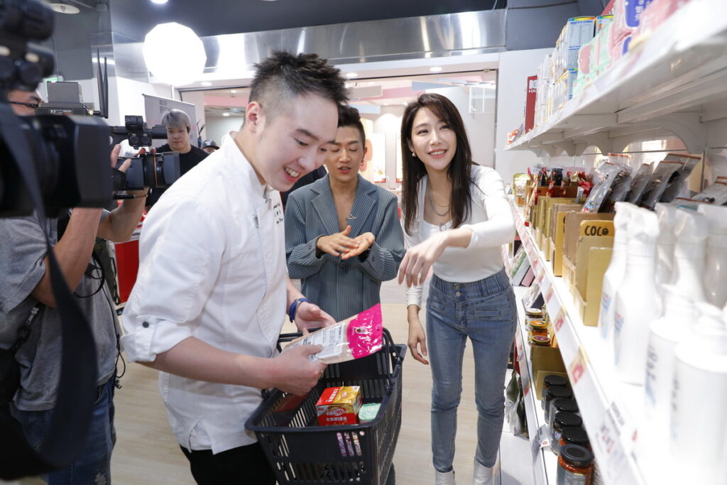 依依用150元有限預算，在東森廣場台北車站自營商店採購食材，做出超級美味健康的料理。