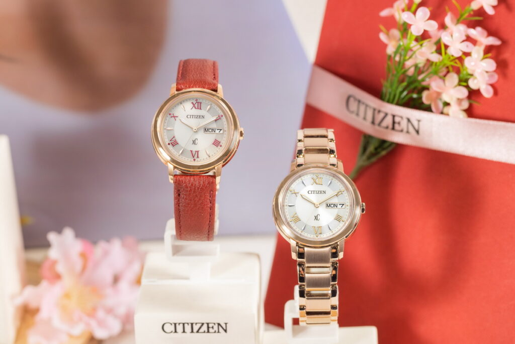 光動能Day-Date三針錶款EW2427-19A，粉紅金錶殼搭配紅色環保材質錶帶，妝點都會女姓典雅