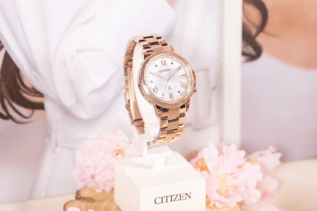 光動能全球電波時計錶款CB1137-65W，以櫻花粉紅金錶殼搭配粉蝶貝錶面，詮釋璀璨韶光