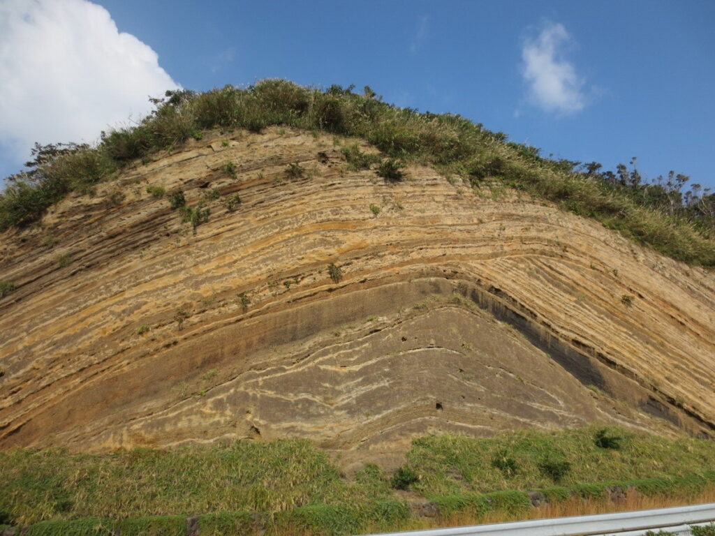 大島的「千波地層切斷面」由1萬5000年來，數百回火山噴發所形成的層疊模樣。（©TCVB）