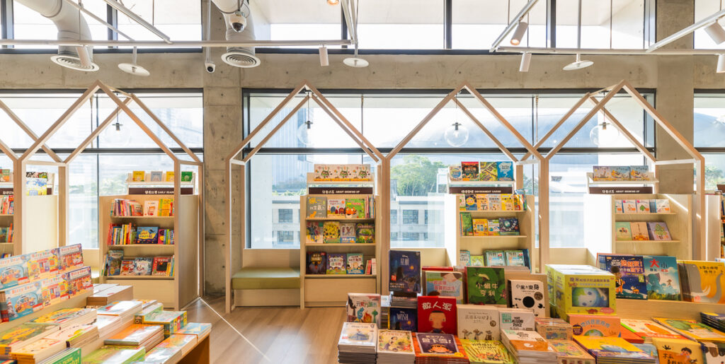 誠品生活松菸│「誠品兒童」打造臨窗「親子共讀小屋」，也設置塗鴉牆讓孩子揮灑創意。