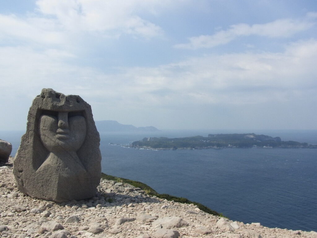 新島以獨特的摩亞石像（モヤイ像）而聞名。島上隨處可見的摩亞石像是以新島產出的稀有石頭雕成。（©TCVB）