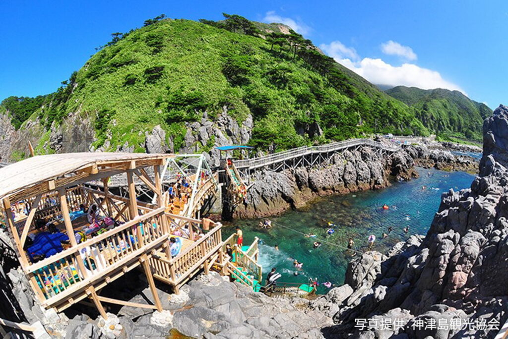 「赤崎步道」是穿越火山岩夾縫所建造的步道，是神津島最具代表性的遊樂設施。（©TCVB）