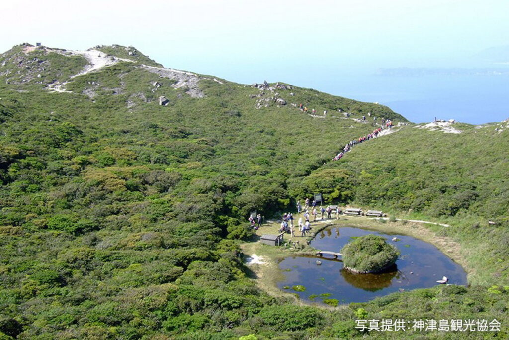 愛好爬山者可以挑戰攀爬神津島上最高的「天上山」，爬上海拔572公尺的山頂，一探心型的「不動池」。（©TCVB）