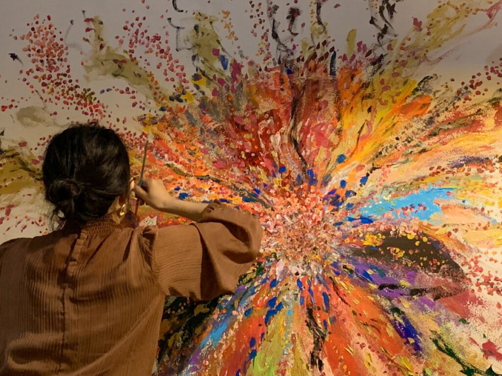 日本藝術家「西村麻里MARI NISHIMURA」擅長以獨特的色彩和能量創作，展現生動地生命力