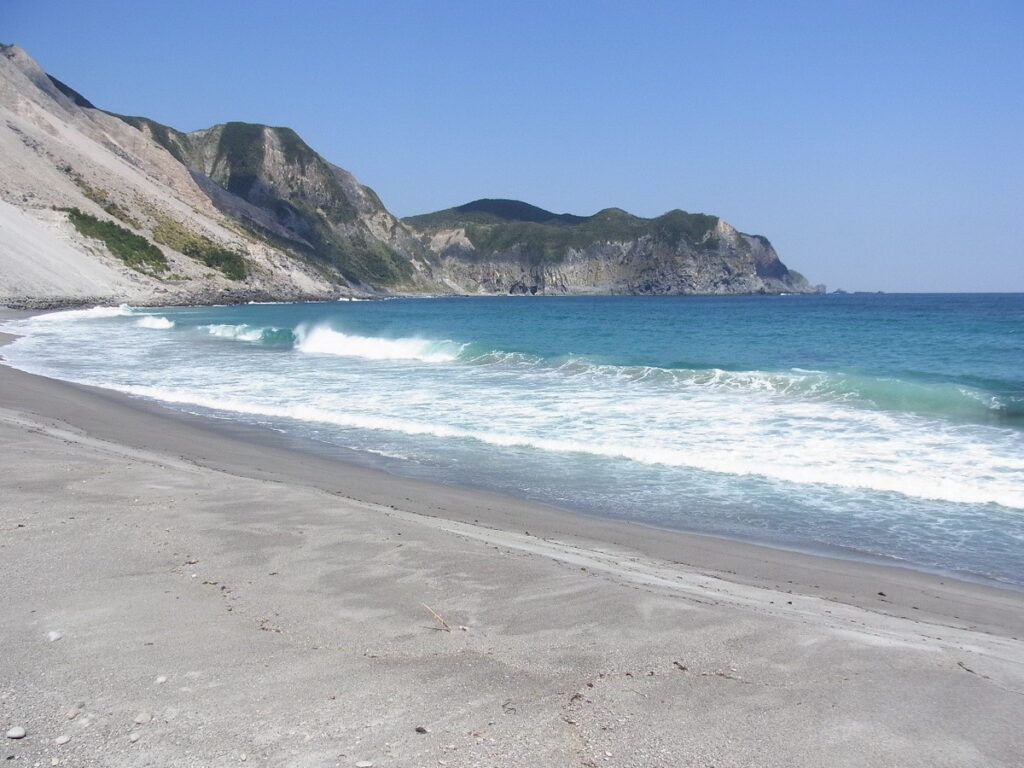 神津島的海岸有許多具特色的自然景觀，喜愛海灘的人可享受綿延的白沙灘和碧藍海水。（©TCVB）