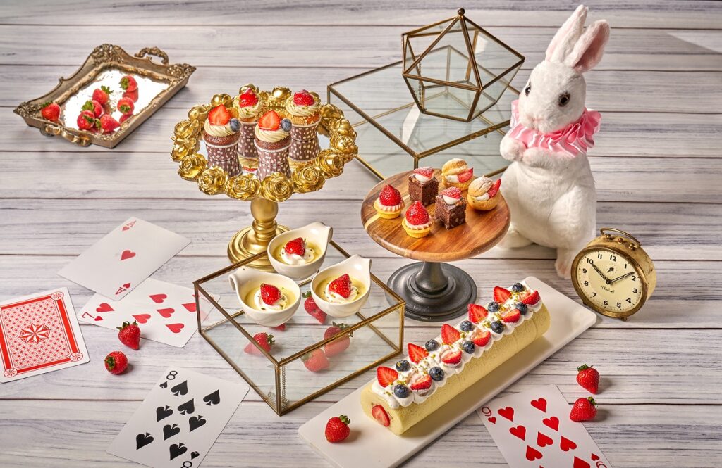 六福萬怡敘日餐廳全新主題「甜莓夢境」，除主食亦包含各式甜點，如泡芙、布朗尼、布蕾、杯子蛋糕等多樣選擇。(圖_六福旅遊集團提供)