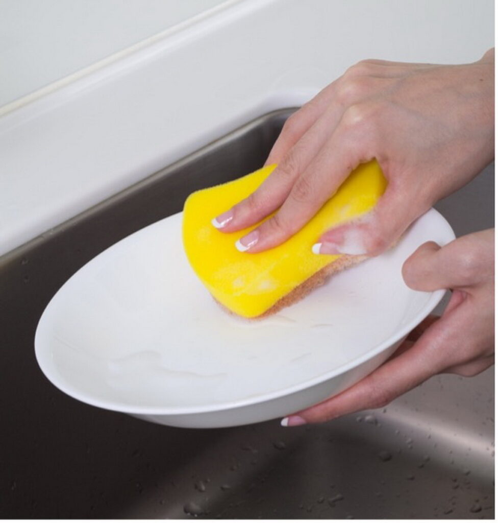 你是不是洗錯了！菜瓜布正確是用粗糙面來洗碗，海綿是讓洗碗精活性介面劑完整起泡發揮帶走油污作用