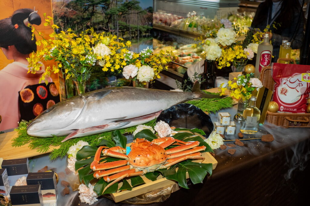 今年首次登場的能登寒鰤與加賀螃蟹，個個都是不容錯過的夢幻美食，即日起至124在Breeze Super石川縣物產展展售