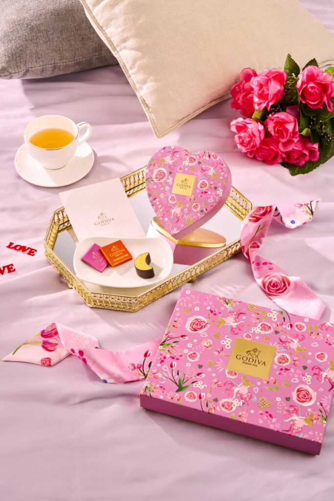 情人節限定巧克力禮盒，滿載心意更別具新意！浪漫甜美的桃粉色系禮盒內含甜蜜入心的星辰造型巧克力，GODIVA以特有的浪漫格調為你呈現最頂級的至臻心意，加乘戀愛甜度！