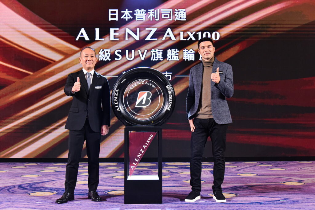 日本普利司通輪胎選擇台灣作為ALENZA LX100的海外首發市場。左起台灣普利司通董事長石井聡人.顧家男神鳳小岳。_日本普利司通提供