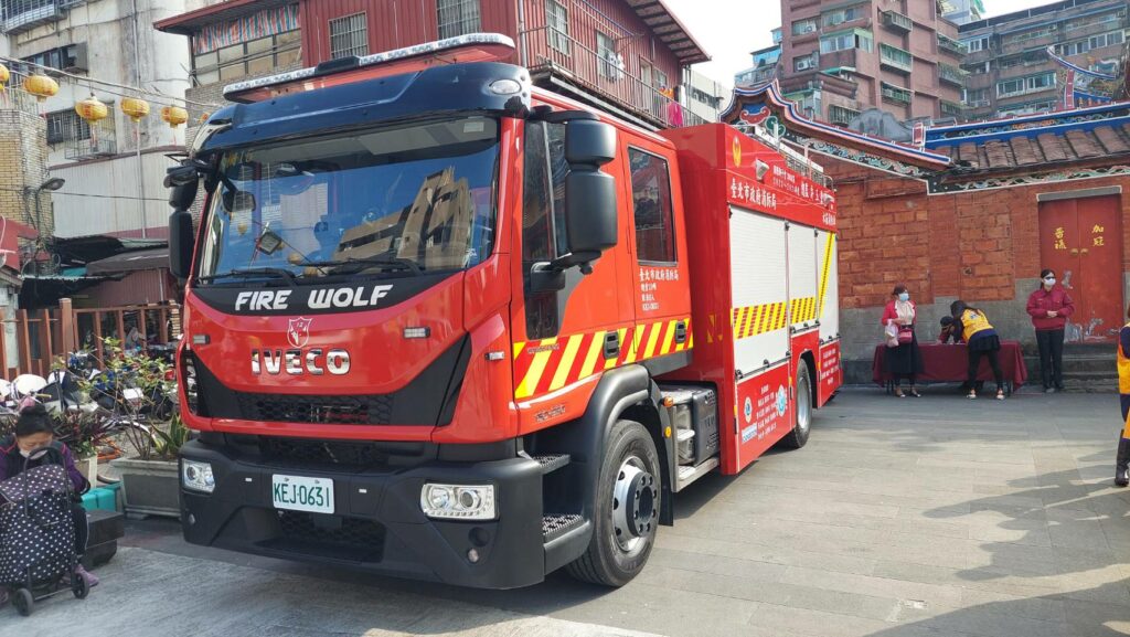 國際獅子會300A3區捐贈價值800萬元的大型水箱消防車給台北市消防局。