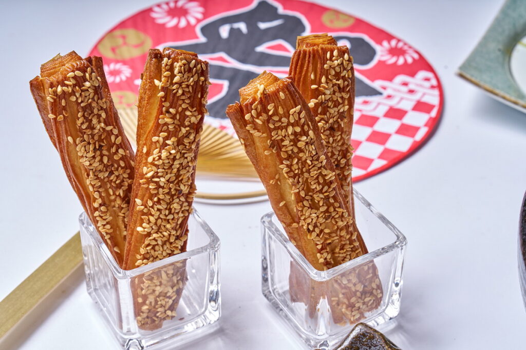 甜鹹滋味的「日式芝麻脆餅」帶來豐富的食感盛宴（台北福華大飯店提供）