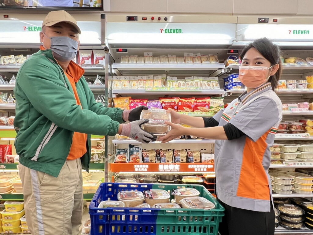 統一超商不僅邀集全球供應商認捐年菜，更主動與台北市及新北市社會局合作，贊助逾300份便當，配送至台北、新北社會局指定地點
