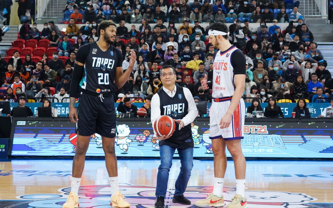 PLG例行賽 臺北富邦勇士籃球隊邀萊爾富營運長陳建成開球