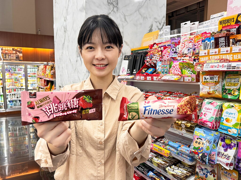 萊爾富西洋情人節推出指定草莓風味糖果巧克力任選第2件6折。