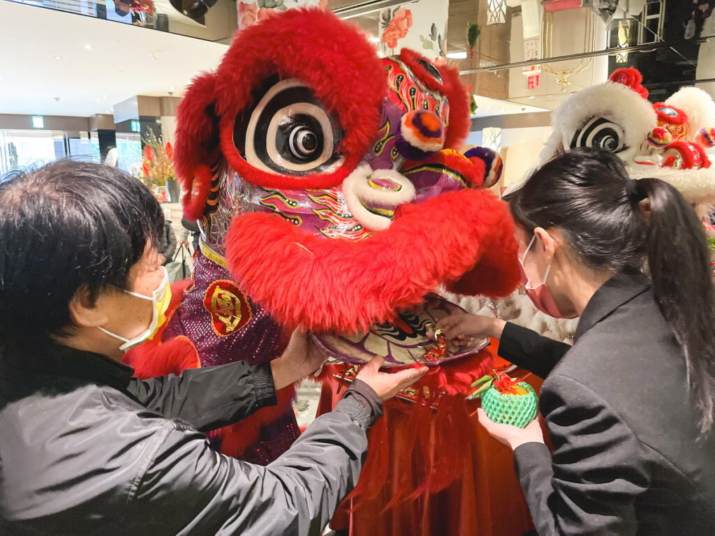 農曆大年初一，醒獅繞行增添喜氣與賓客一起互動(圖由台北凱撒大飯店提供