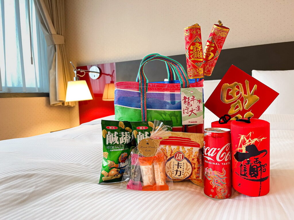 農曆除夕至大年初二入住，可獲得應景的迎賓復古零食組(圖由台北凱撒大飯店提供