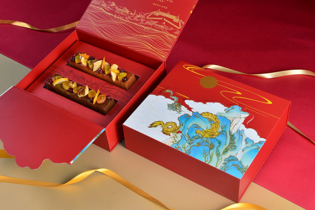 金碧游龍旅行蛋糕禮盒設計不僅結合台南古城400年歷史，也呼應磅蛋糕配色及過年節慶氛圍，獨特的色彩風格賦予禮盒藝術格調。