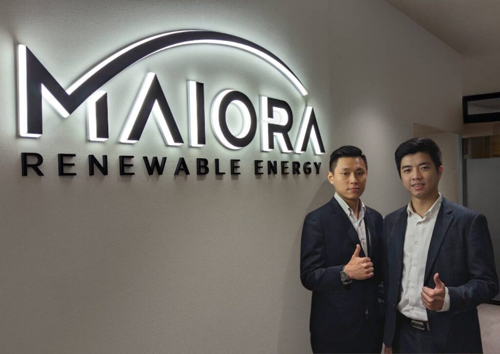 雙方品牌負責人，艾涅爾電力總經理楊青晏（右）與美歐亞綠能財務協理張仰智（左）簽訂綠電交易合約。