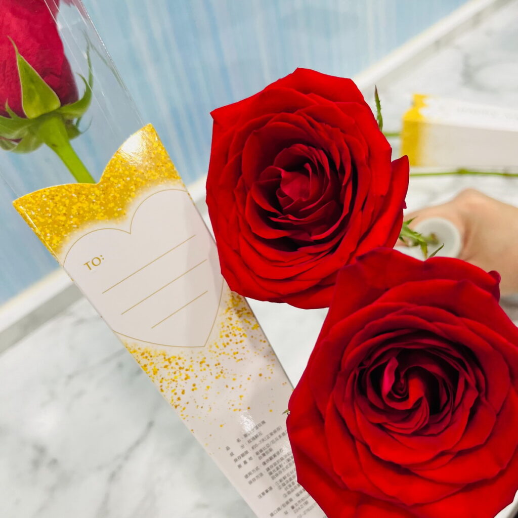 每朵玫瑰花皆採用特別設計的包裝盒承載愛情的幸福時刻，這份精緻包裝由集團團隊創新設計，外盒以純潔的白色及閃耀的金粉，搭配象徵浪漫的紅玫瑰，以此向情人表達最真摯且優雅的愛