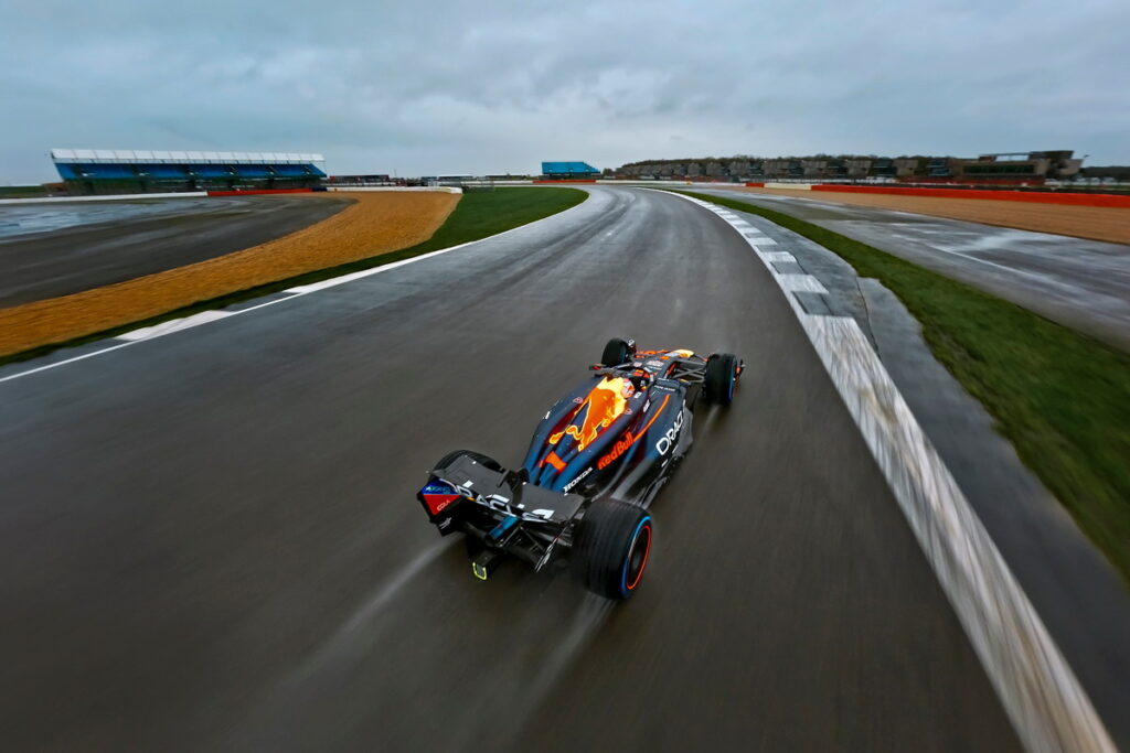 全新穿越機技術捕捉Max Verstappen駕駛RB20賽車奔馳在銀石賽道