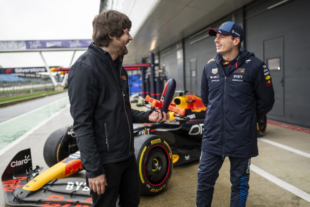 衛冕世界冠軍車手Max Verstappen（右）與穿越機飛手Shaggy FPV討論穿越機技術
