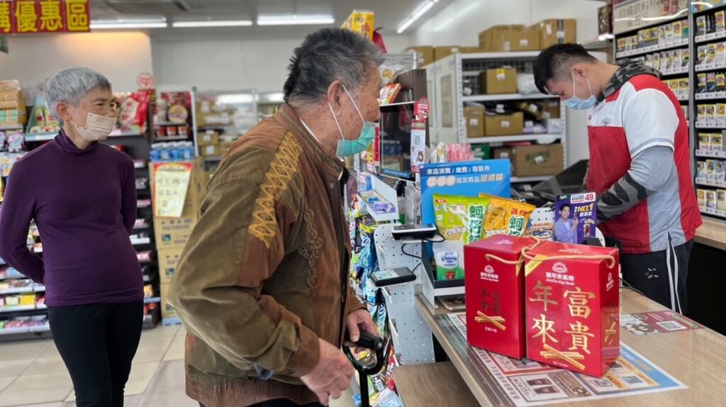 為了活潑課程內容，日照中心也帶長者們到周邊便利商店一起去購物。（圖/慈濟清水日照中心提供）