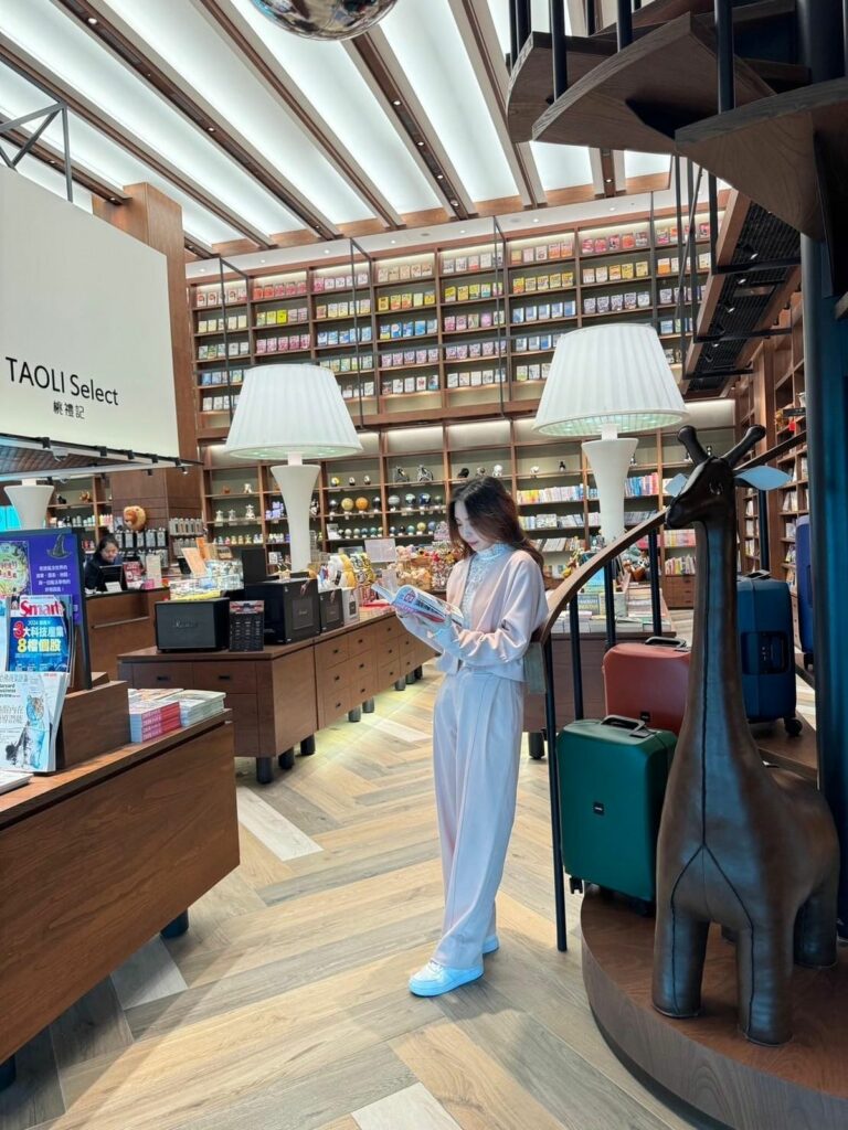 6.3米挑高打造雙層環景書牆，加上超現實的純白巨型檯燈，店外朱紅英文字母牆面從陶淵明經典作品沿伸，機場最美書店當之無愧!_
