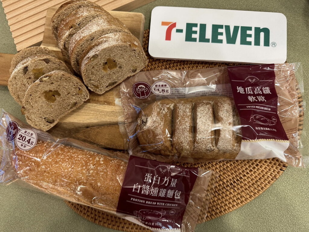 7-ELEVEN下週推出超商通路首款添加高蛋白粉的麵包「蛋白力量-白醬燻雞」和添加高纖粉和多種穀物「地瓜高纖軟歐」