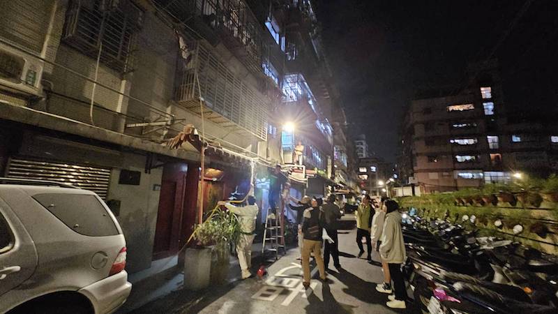 年初二遇火警,警察、消防、民眾聯手合力滅火。圖/土城分局