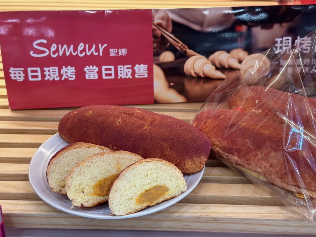 .7-ELEVEN也推出韓國流行的擬真麵包「紫薯麵包」於7-ELEVEN 300間聖娜複合店限定販售，軟綿奶油地瓜內餡香甜綿密。