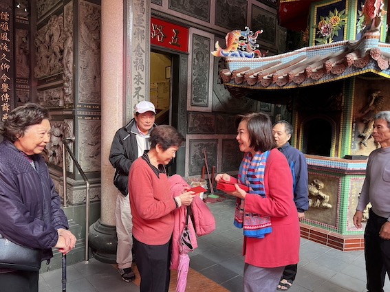 副市長邱佩琳於在覺修宮參拜，並向民眾祝賀新年並發放龍年限量紅包。圖/第二分局