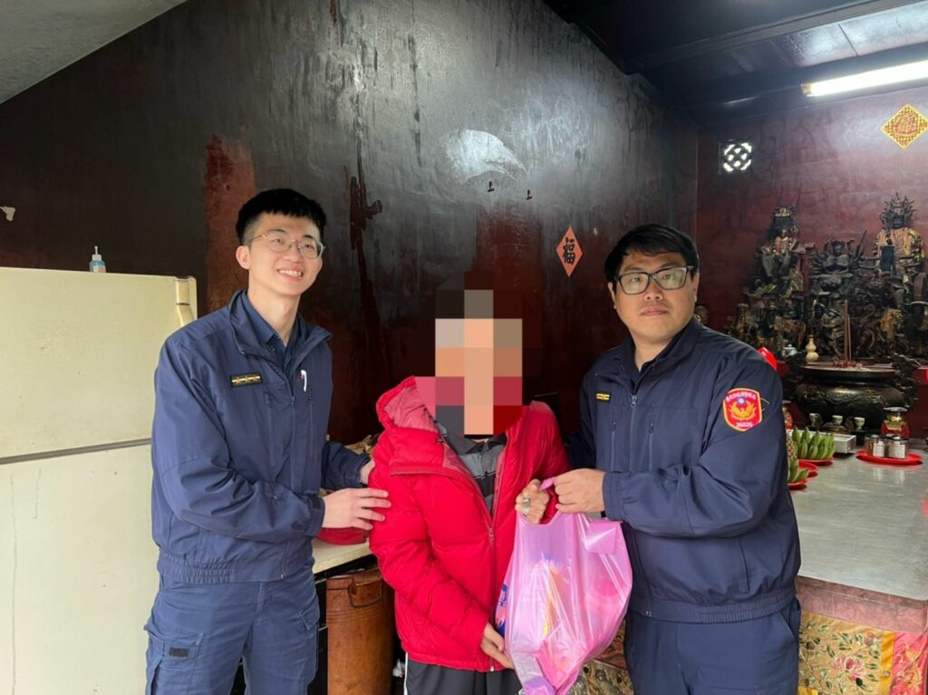 士林分局蘭雅派出所警員李閎緯與所長吳仲偉由里長轉知何姓民眾生活困頓，立即前往關懷、慰問