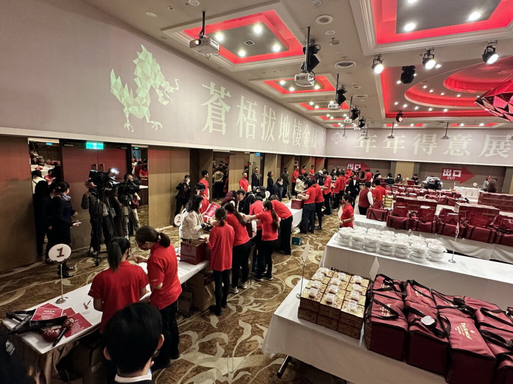 台北福華大飯店動員超過五十位現場工作人員，為提領年菜的客人服務（台北福華大飯店提供）