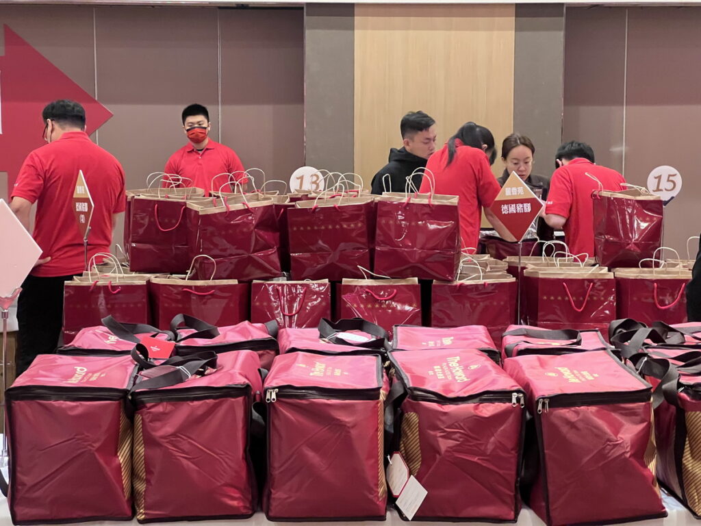 台北福華大飯店動員超過五十位現場工作人員，為提領年菜的客人服務（台北福華大飯店提供）