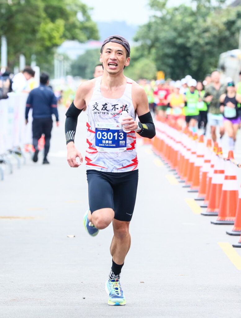 台灣好手張景敦以2時39分50秒取得全程馬拉松男子第6名