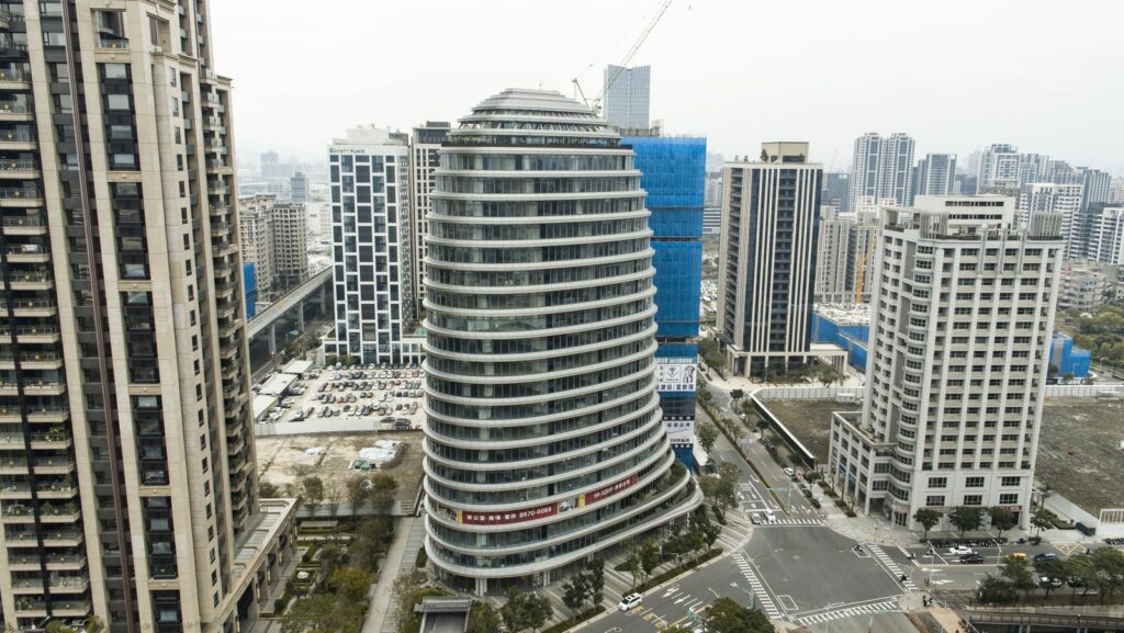 「麗寶商業大樓」位在新莊副都心的核心位置，1-3樓商業空間招租中。