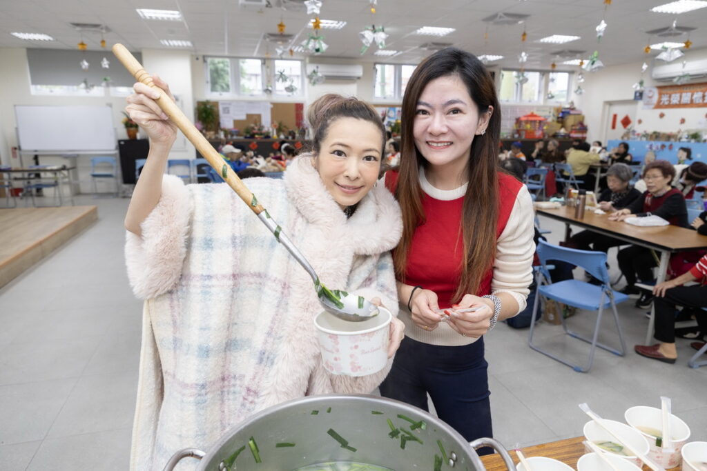 熱衷公益的主播劉盈盈，特地邀請Makiyo一起到三重光榮銀髮教育中心煮湯圓，共度元宵佳節也關懷長輩們。