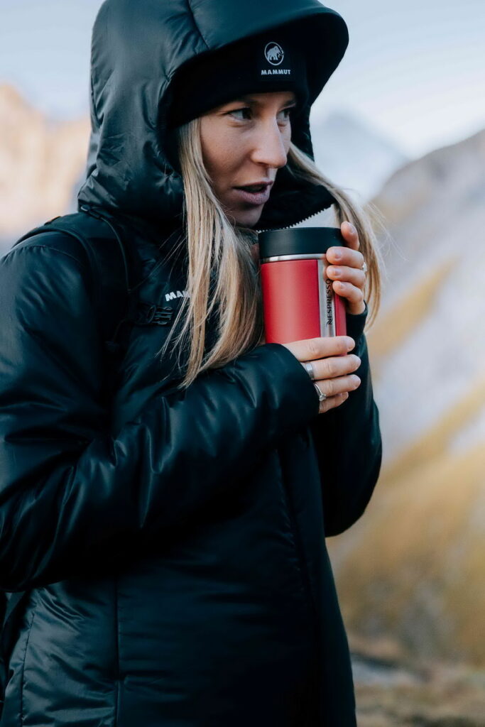 Nespresso攜手Mammut及HeiQ共創的「Extraordinary Jacket」便是收益於咖啡膠囊的鋁殼循環再生，創造戶外運動界的永續服飾創舉