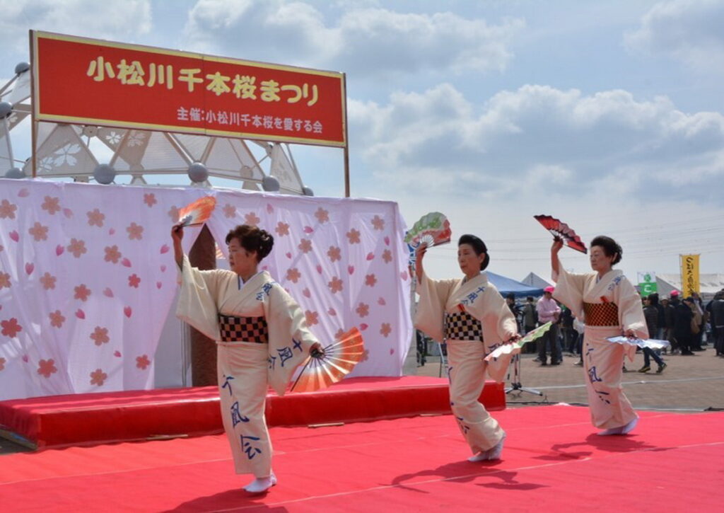 「小松川千本櫻祭」活動，邀請當地團體表演，期以讓更多人知道這處賞花好去處。（江戶川區提供）