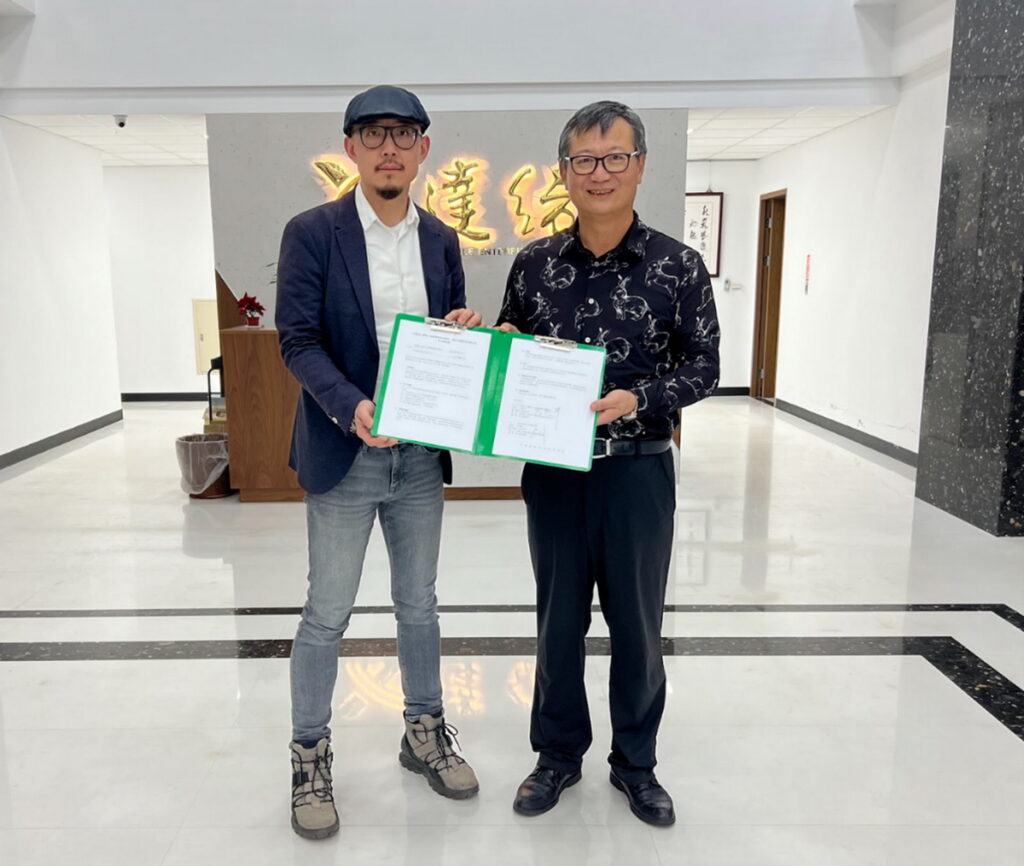 世界公民中心執行長裘振宇與達紡企業股份有限公司創辦人黃國彭簽署MOU。