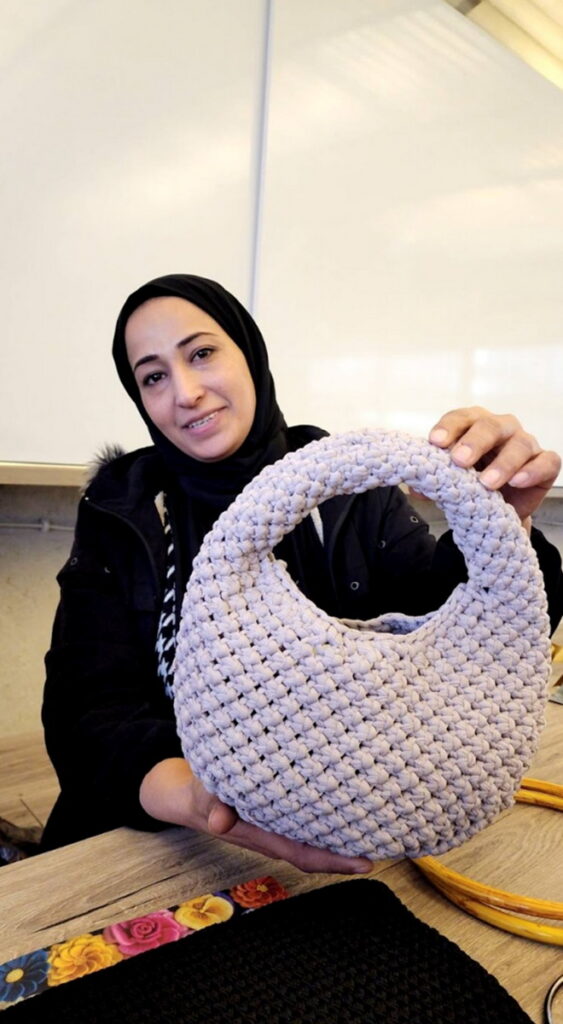 中心的婦女編織工作坊，已成功上架多項熱銷商品，提供難民婦女就業機會。