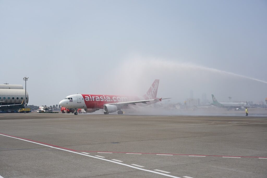 亞洲低成本航空領導品牌AirAsia宣布今(2)日正式首航高雄-曼谷航線，也是高雄目前唯一直飛曼谷的低成本航空