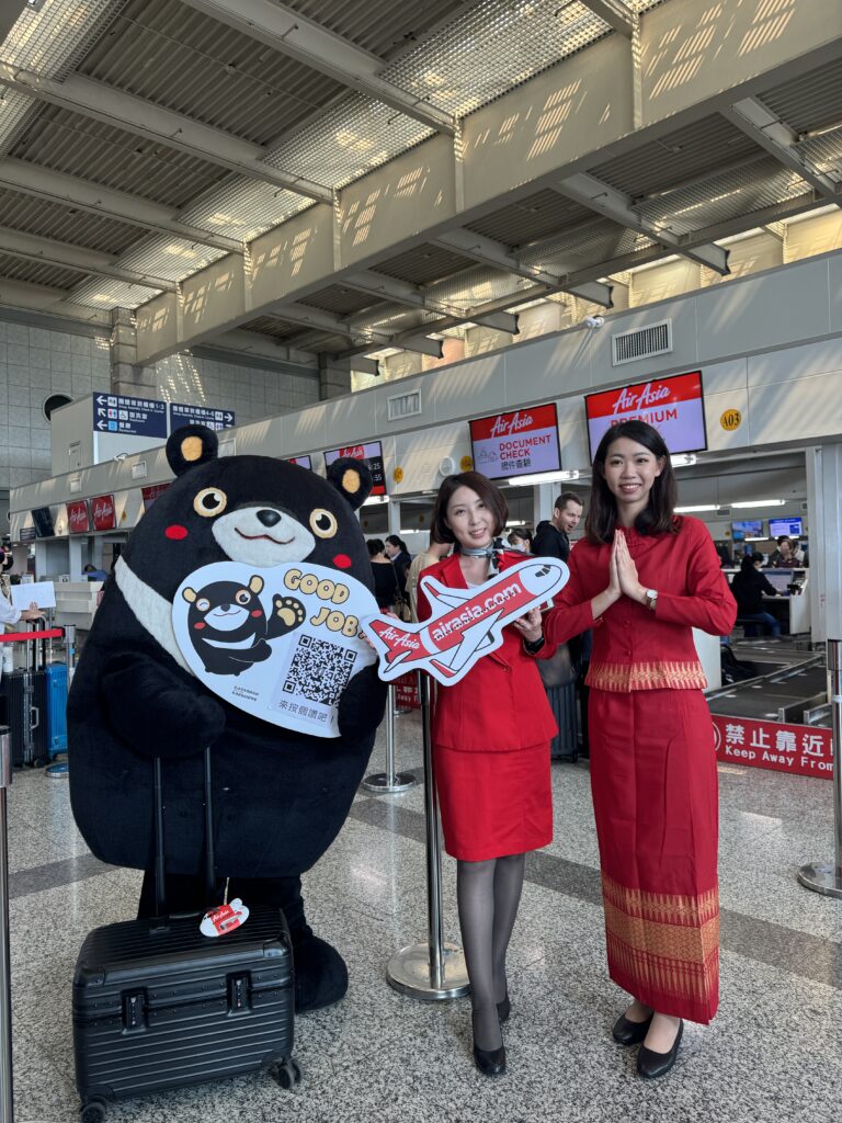 高雄市官方吉祥物暨代言人高雄熊也驚喜現身歡迎泰國旅客，讓泰國旅客們一抵台就感受到高雄人情暖滿
